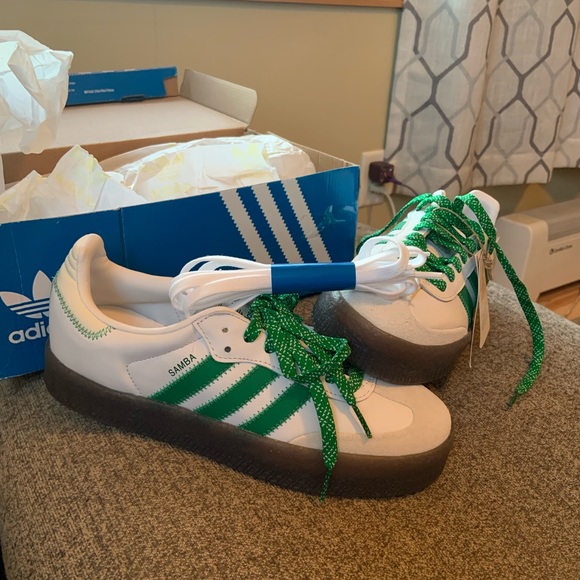 NWT Adidas Women’s Samba White with Green Stripes Sneakers 7.5 - Picture 2 of 8
